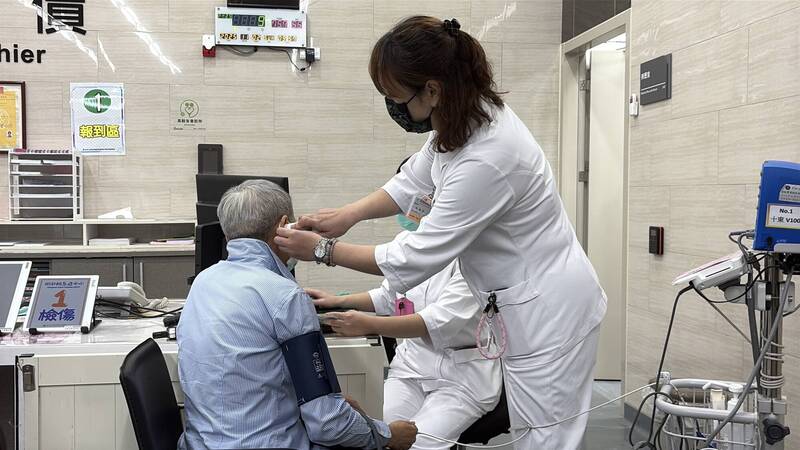 住院要保證人、入住機構要緊急聯絡人、重大醫療決定靠親屬簽署，一旦沒有家人，這套機制立刻顯得脫節而冷漠；情境照，圖中人物與本文無關。（資料照）