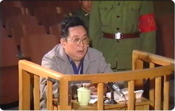 中共解放軍38軍軍長徐勤先少將抗命鎮壓六四學運學生，結果換來5年的牢獄之災。圖為徐勤先在軍事法庭受審照片。（擷取自Ｘ）