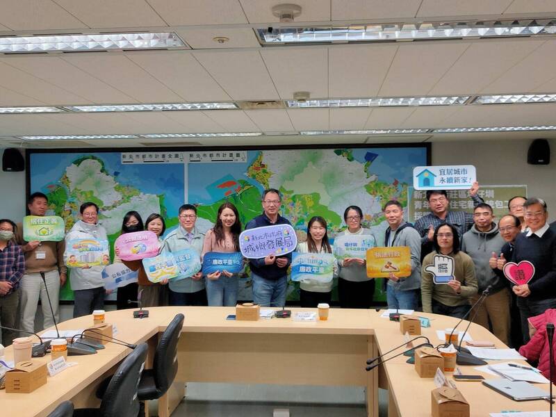 大眾常誤以為蓋社宅有錢有地即可，但實務上，從規劃、招標到開工，都是無數人在辦公室與工地間奔波的結果；新北市推動塭仔圳青年社會住宅統包工程，成立廉政平台，建立公開監督與溝通的管道。（圖由新北市城鄉局提供）