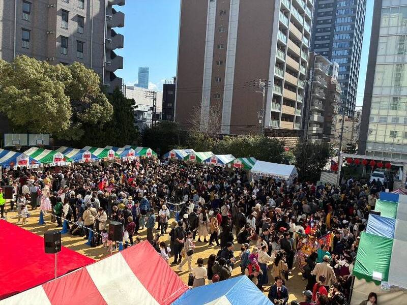 「大阪春節祭」正活動當天現場湧入數千人次，鹽酥雞、牛肉麵、刈包、胡椒餅等台灣小吃大排長龍。（圖取自台北駐日經濟文化代表處）