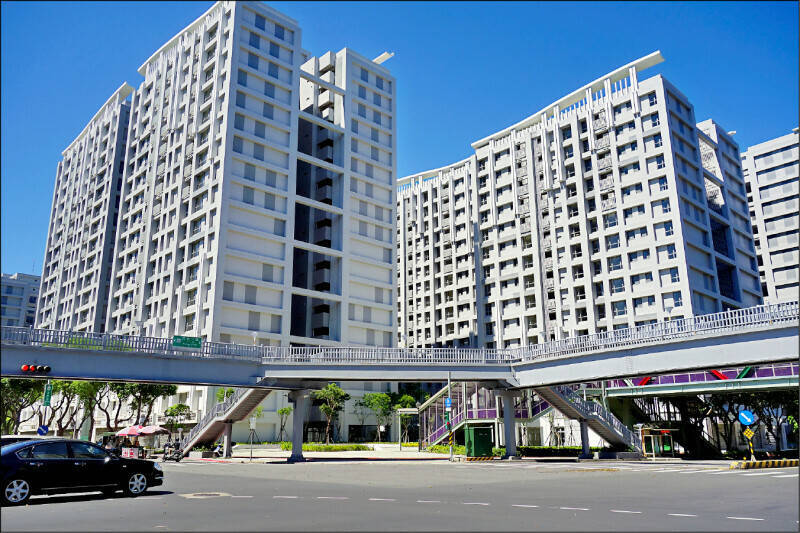 不到0.7%的排放量微乎其微。銷減總共9萬戶社宅，並且以淨零碳排為理由拒絕居住正義，在重大議題上以如此一邊倒，顯然只是包裝的藉口。（資料照）