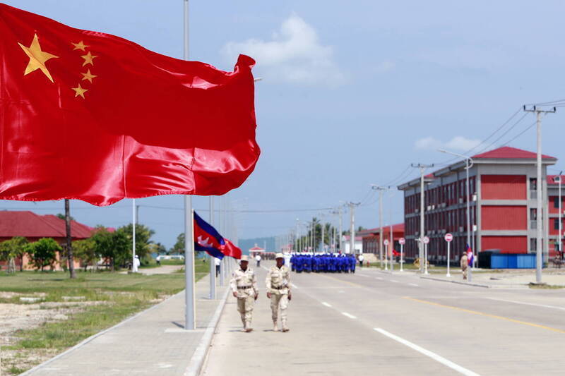柬埔寨雲壤海軍基地落成典禮掛滿柬國和中國國旗。（歐新社檔案照）
