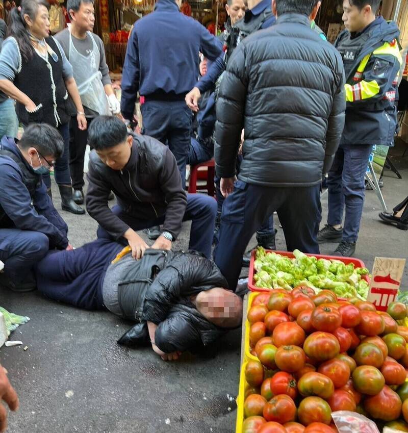 員警工作環境可謂日趨惡劣，甚至許多網友直接陳述警察工作風險高、薪資太少，難怪沒人想當警察；圖為苗栗市南苗栗市場4日傳出鍾姓男子持刀砍傷執勤員警後被制伏。（資料照，民眾提供）