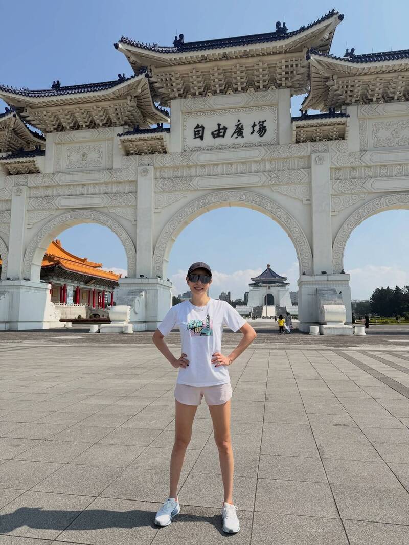 賈永婕走進中正紀念堂，參觀與威權歷史相關的展覽，並在面對蔣中正的象徵時，公開表達她的批判與反思。（圖取自賈永婕臉書）