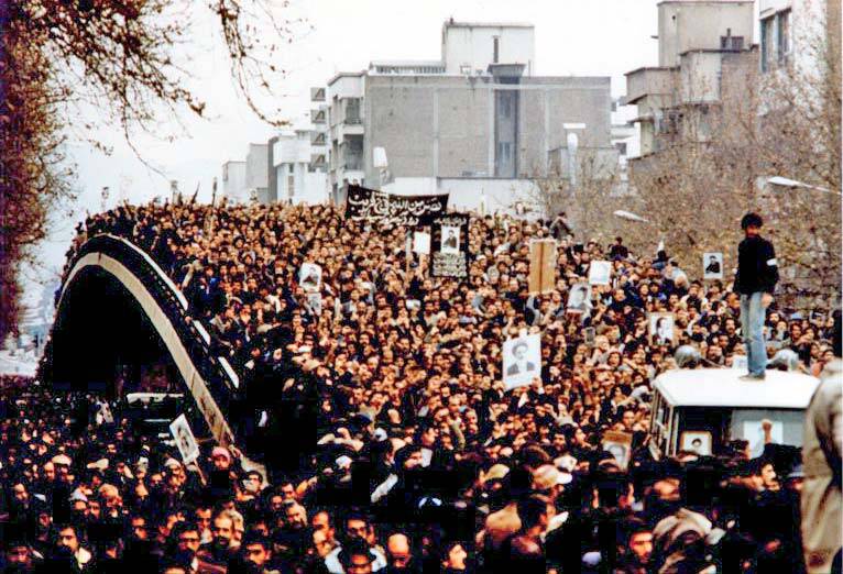 1979年伊朗爆發伊斯蘭革命，民眾於首都德黑蘭進行大規模遊行。（取自維基百科）