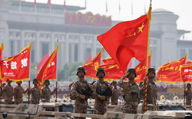 2025年中國舉行的「九三大閱兵」不惜掏空家底大肆展現各色軍武。但當美國一一收拾中國重要的戰略夥伴，委內瑞拉和伊朗時，習近平卻像縮頭烏龜似的「韜光養晦」了起來。（歐新社檔案照）