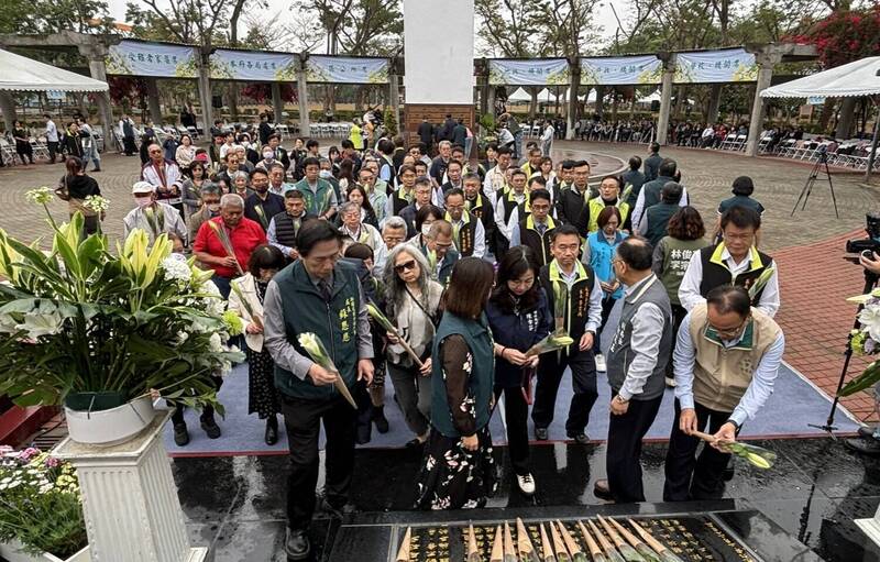 二二八事件及白色恐怖，許多被壓抑、被噤聲的故事，仍然停留在黑箱之中。圖為各界代表獻花追思二二八受難者。（資料照）