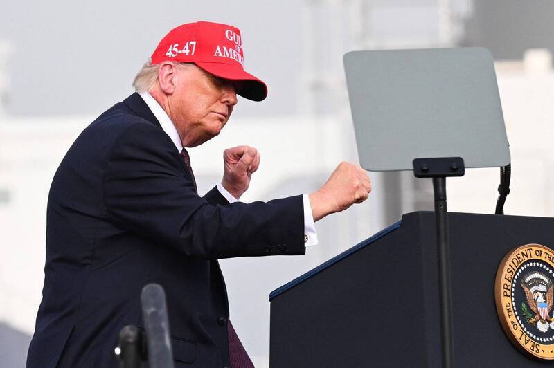 川普宣布，把持伊朗超過30年的哈米尼已身亡。（法新社）