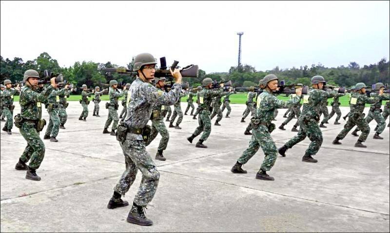 短短4個月的軍旅生涯，連基礎戰技都難以精熟，對國力的傷害是不言而喻的。（資料照）