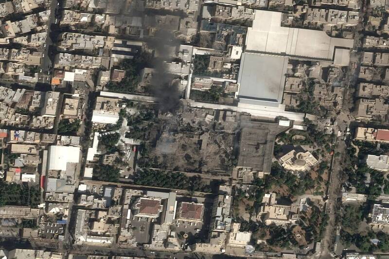 伊朗最高領袖哈米尼（Ayatollah Ali Khamenei）的官邸建築群在遭美以聯合空襲後受到嚴重毀損，現場持續升起黑煙。（路透檔案照）