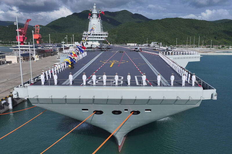 中國以「流水線」的模式，每20個月就產出一艘10萬噸級的航空母艦，圖為第三艘航艦「福建號」於2025年11月服役。（美聯社檔案照）