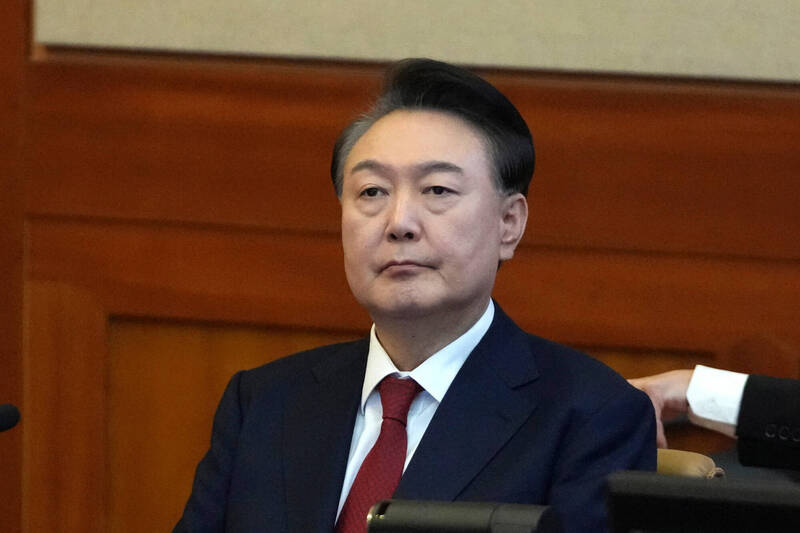 南韓前總統尹錫悅因宣布緊急戒嚴、動用軍警介入國會運作，被法院一審認定內亂罪成立，判處無期徒刑。（美聯社檔案照）