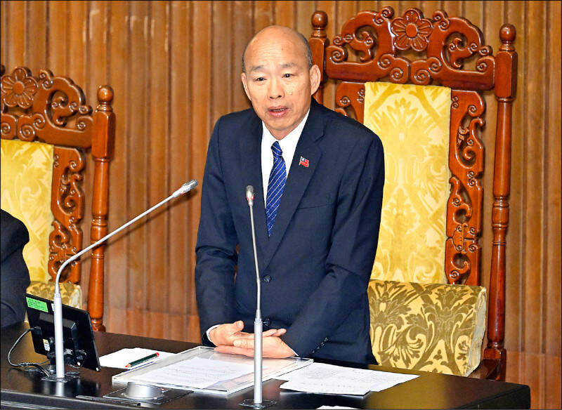 立法院長韓國瑜以「薄紙沾水貼住人口鼻」的宮廷故事比喻軍購特別條例攻防。（資料照）