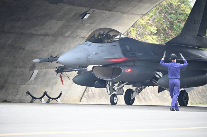 近年來，台灣在國防預算與軍購特別條例上持續提升投入，目的是強化嚇阻與自我防衛能力。但在制度化競爭的環境下，單一軍事能力並不足以構成完整戰略定位；國軍115年春節加強戰備，F16V戰機滑行起飛演練。（資料照）