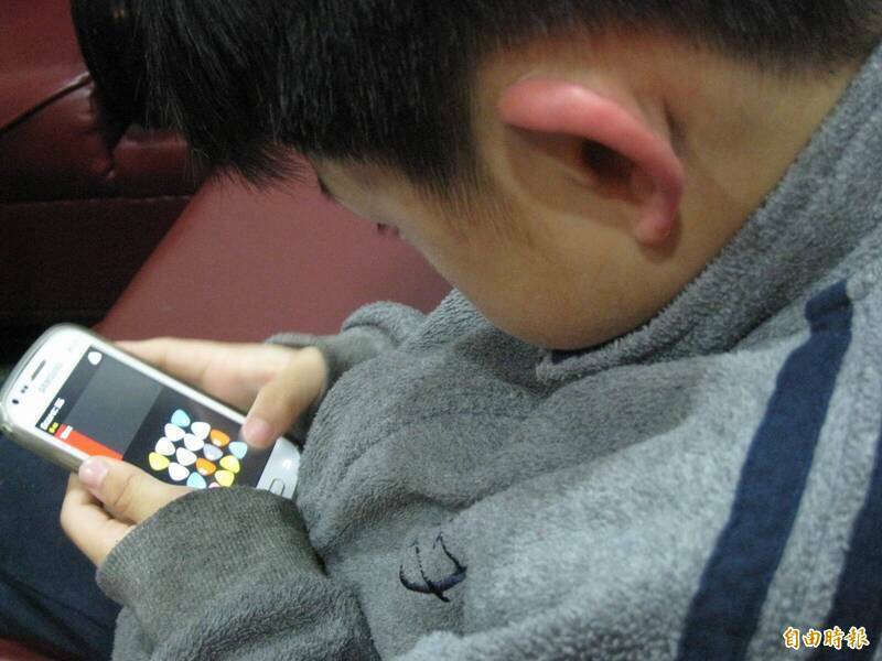 反觀台灣，當前相關討論較多停留在家庭管教與校園手機管理。雖有兒少保護與數位素養政策，但對平台演算法的監理幾乎空白；示意圖。（資料照）