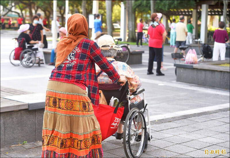 長照體系的不足，應由國家補強，而不是讓最弱勢勞動者吸收成本。（資料照）