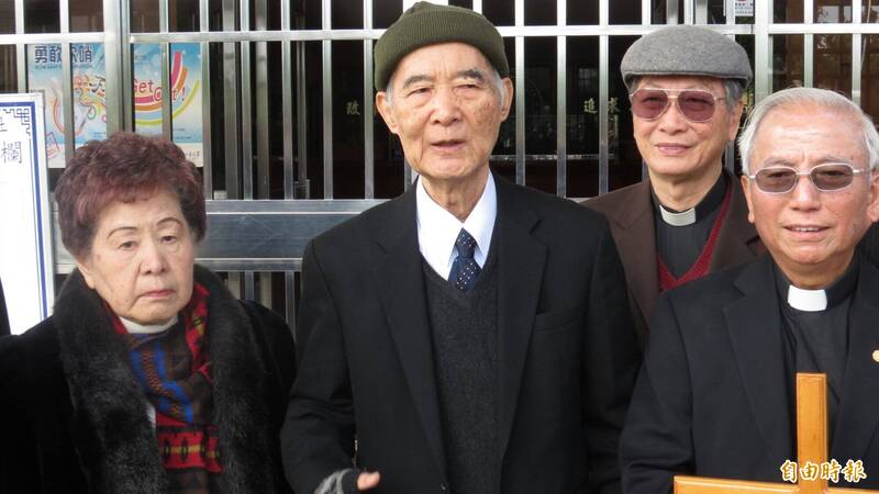 當高俊明牧師（中）為營救異議人士而入獄，我們深知信仰不僅給人勇氣，也提醒人風險的存在。（資料照）