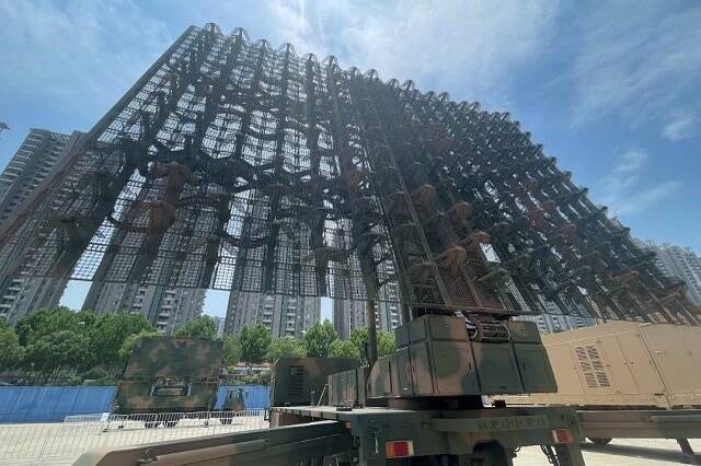 中國研製的JY-27V高機動性米波對空監視雷達，於去年5月在安徽合肥舉行的第11屆世界雷達博覽會上展出。其龐大的天線陣列相當引人注目。（資料照，取自微博）