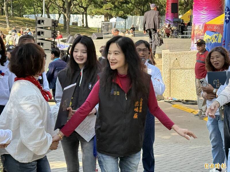 台北市議員應曉薇（中）的女兒應佳妤（左二）日前在臉書幫蔣介石洗白228 ，說他下令平定的是流氓與暴徒。（資料照）