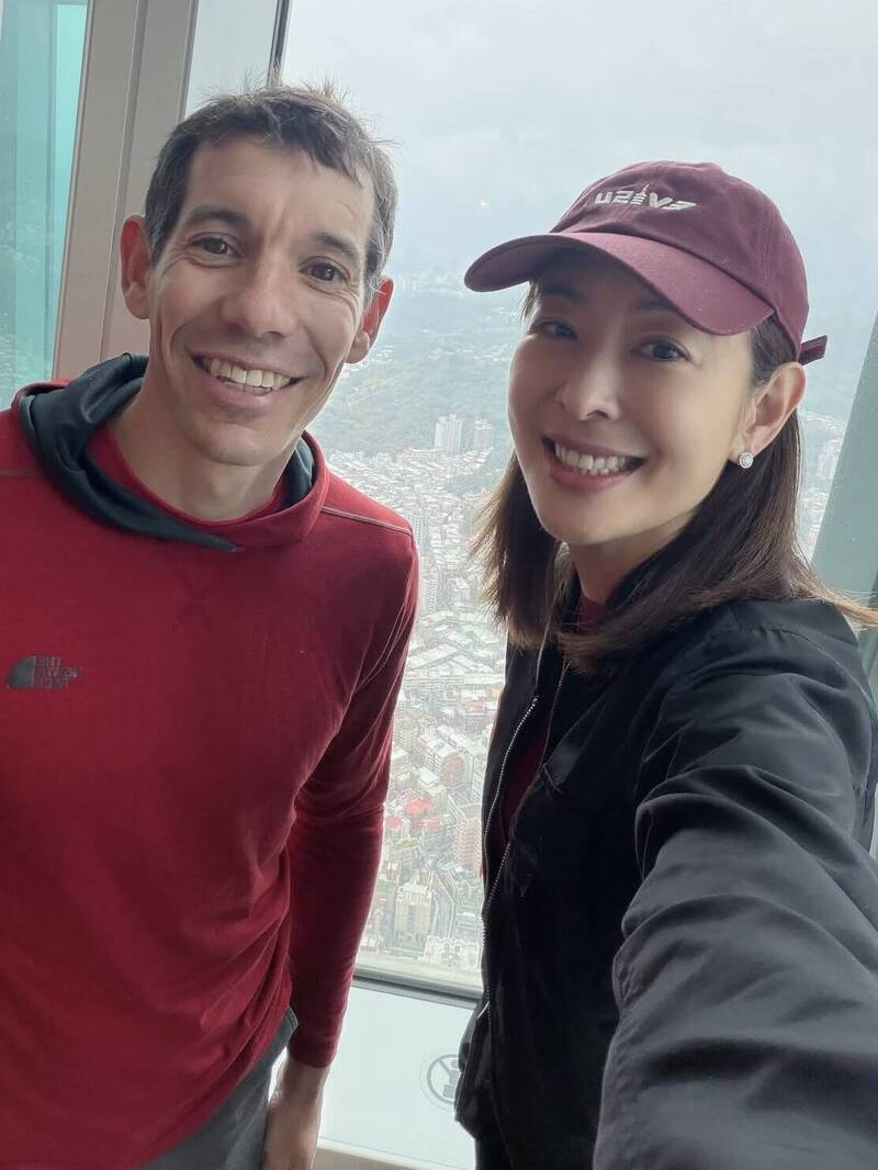 賈永婕的回應之所以受到肯定，不在語氣強烈，而在分寸清楚。工作是讓世界看到台北101，也讓世界看到台灣；霍諾德（Alex Honnold）與台北101董事長賈永婕。（翻攝自臉書）