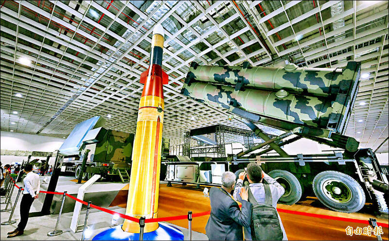 鄭麗文認為，台灣應擴大經濟基礎，減少不必要的國防與軍事支出。圖為2025台北航太暨國防工業展，中科院展示強弓飛彈、發射架及射控雷達。（資料照）