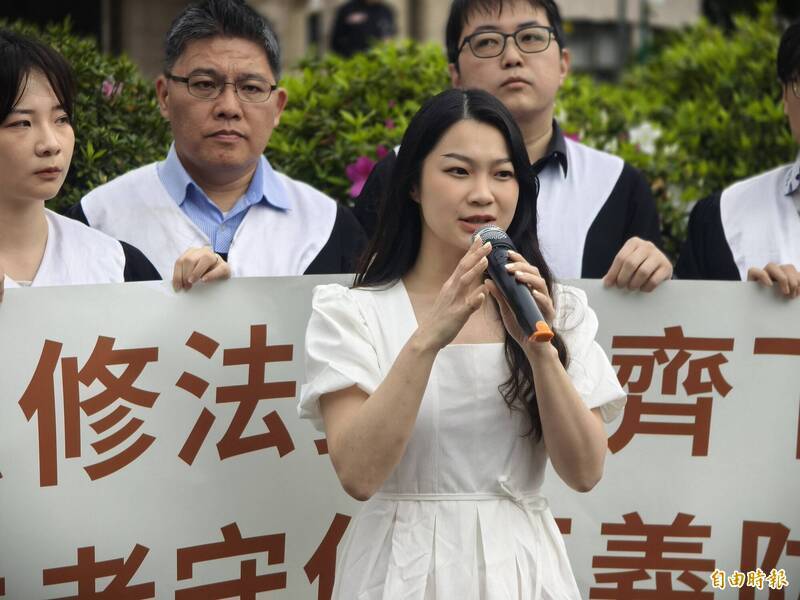 憲法法庭3月2日召開兒少性侵害追訴權釋憲案不公開說明會，倖存者阿美勇敢站出來為倖存者聲請人發聲。（資料照）
