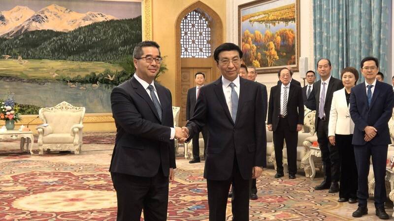 國民黨與北京當局對「九二共識」的「定義」是否一致。圖為中國政協主席王滬寧（前右）日前在北京接見國民黨副主席蕭旭岑（前左）。（中央社資料照）