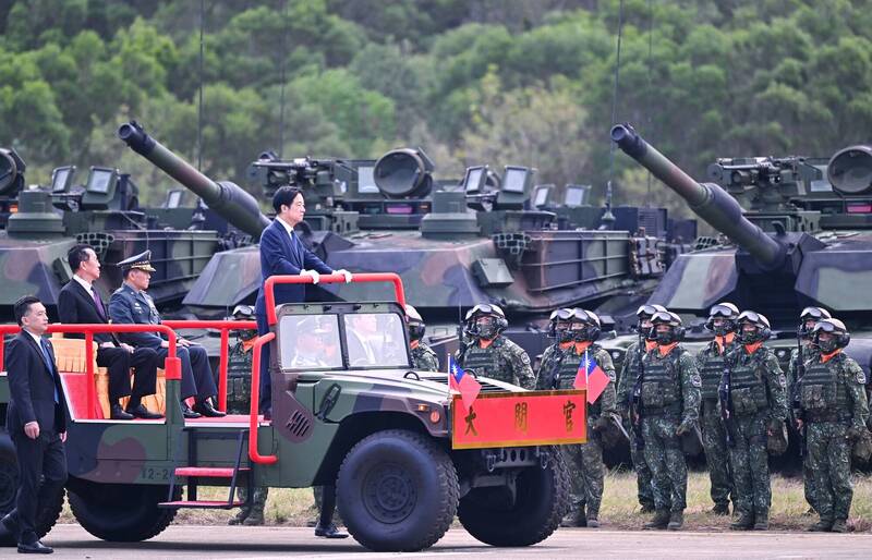 當地面防衛能力變得更難預測，整體戰略風險自然提高；圖為總統賴清德去年10月31日主持「陸軍裝甲第五八四旅聯兵三營換裝M1A2T戰車成軍典禮」，並校閱部隊及裝備。（資料照）
