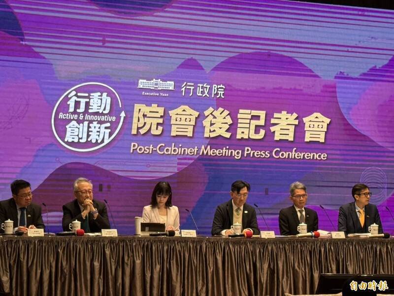 行政單位竟未事先查核李貞秀的戶籍問題，就讓中選會公告李貞秀遞補立委，被質疑反應慢半拍，對此，行政院發言李慧芝（左三）於3月5日在院會後記者會強調，「沒有慢的問題」，陸委會目前正在與內政部、中選會，進行制度檢討。（資料照）