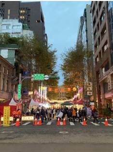 封街後的攤販夜市。（作者提供）