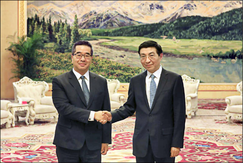 國民黨智庫2月在北京舉辦論壇，中共中央政治局常委、全國政協主席王滬寧（右）接見國民黨副主席蕭旭岑（左）。（資料照，國民黨提供）