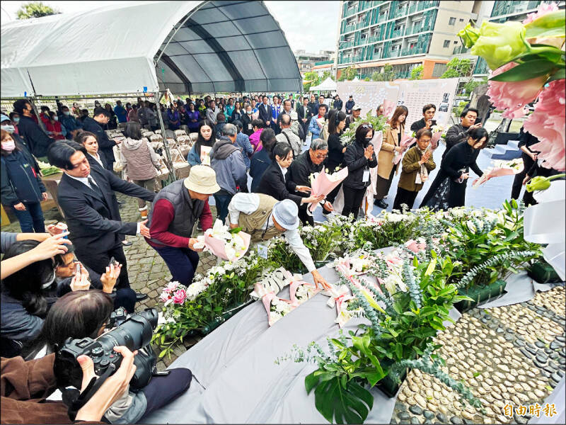 面對歷史，最重要的不是選擇性記憶，更不是試圖洗白或否認；桃園市政府於桃園市二二八紀念公園舉行「二二八事件七十九週年追思紀念」活動。（資料照）