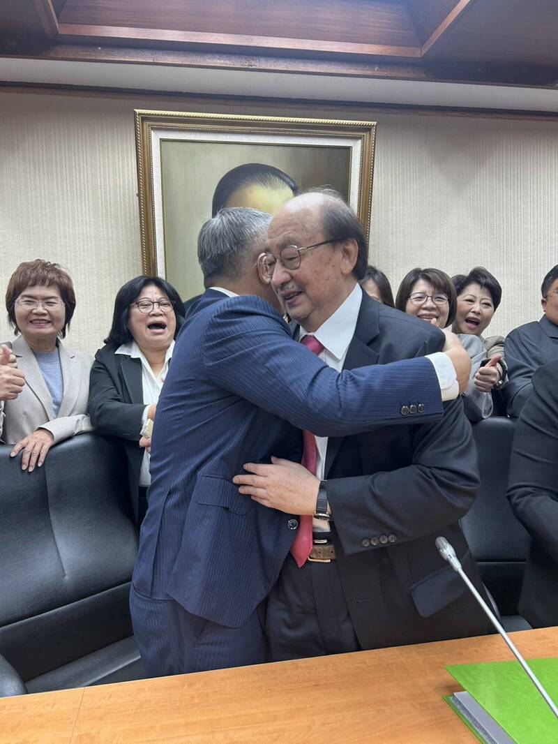 民進黨團幹部改選最終協調以推舉方式完成，擔任總召長達20年的柯建銘正式交棒，結果出爐後，柯建銘和蔡其昌相互擁抱致意。（民進黨立法院黨團提供）