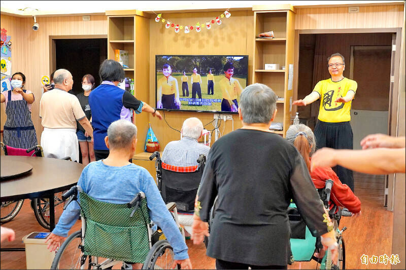 真正成熟的醫療，不該只會補償，而應該有能力讓病人一步一步減少依賴。圖為復健治療。（資料照）