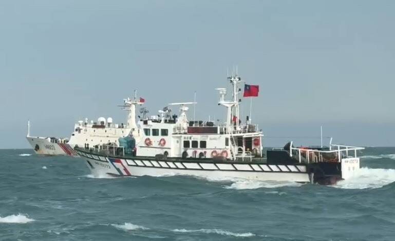 若戰時海峽遭封鎖，台灣能否維持作戰能力，將取決於是否具備足夠的後勤與產能；中國海警侵擾金門海域被我方海巡驅離。（海巡署提供）