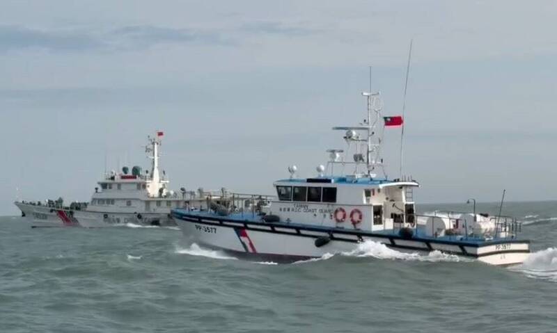 當前台海安全環境日益嚴峻，中共對台軍事壓力持續升高，灰色地帶行動與武力威脅並行；中國海警侵擾金門海域，遭我方海巡艇驅離。（海巡署提供）