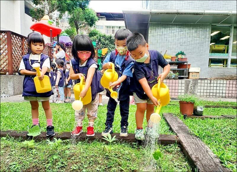 台北市將推動「育兒減少工時計畫」，其他縣市未跟進。圖為幼兒園學童上課情形。（資料照）