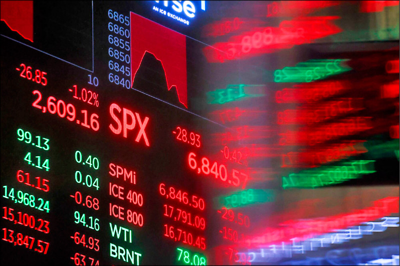 2026年的前60日，代表美國大型企業表現的標普五〇〇指數（S&P 500）報酬率幾乎為零，同期間美國以外全球市場（例ACWX指數基金）卻上漲將近一成。圖為美國紐約證券交易所（NYSE）交易情形。（彭博檔案照）