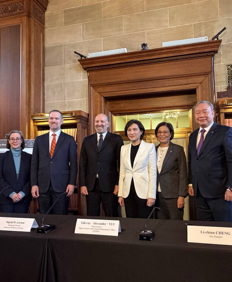 行政院副院長鄭麗君代表台灣，簽署台美MOU。由左至右依序為：AIT執行理事藍鶯、美國貿易代表署葛里爾大使、美國商務部長盧特尼克、鄭麗君、政委楊珍妮、駐美代表處俞大㵢大使。（讀者提供）