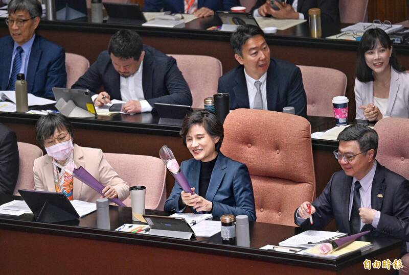 立法院院會6日邀請行政院長卓榮泰（前右）做施政方針及施政報告並備詢，適逢38婦女節，立法院長韓國瑜致贈玫瑰花；中為行政院副院長鄭麗君。（資料照）