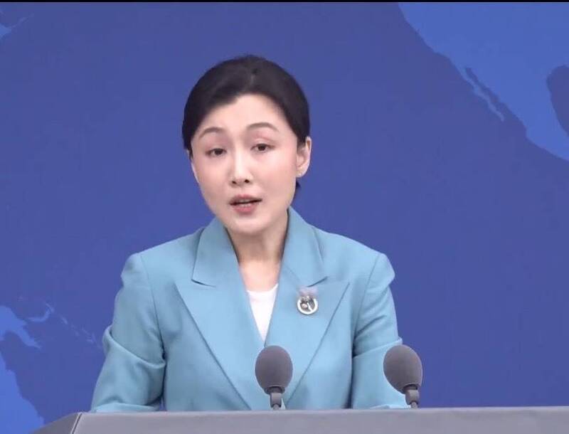 我國外交部針對中國駐以色列大使館發布的撤離通知示警風險，中國國台辦發言人張晗卻反嗆「民進黨當局一味進行政治操弄，喪失良知、泯滅人性」。（翻攝直播）