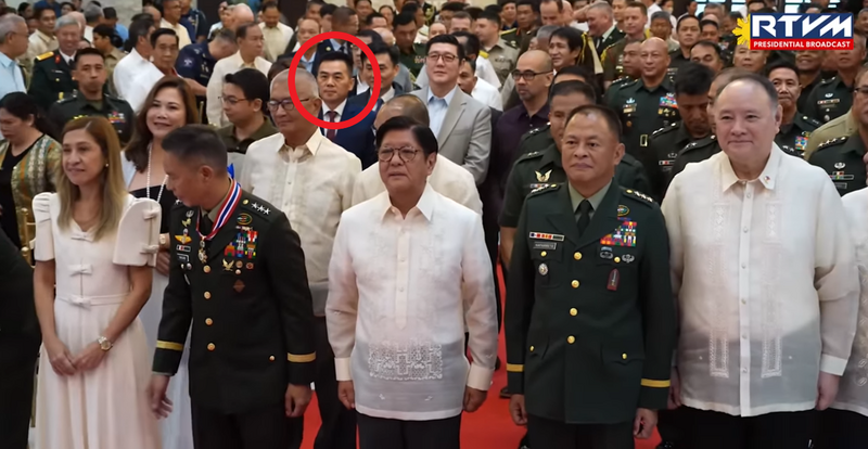 菲律賓總統府的公開影片中，看見陸軍司令呂坤修的身影（見紅圈處）。（擷取自YT@RTVMalacanang）