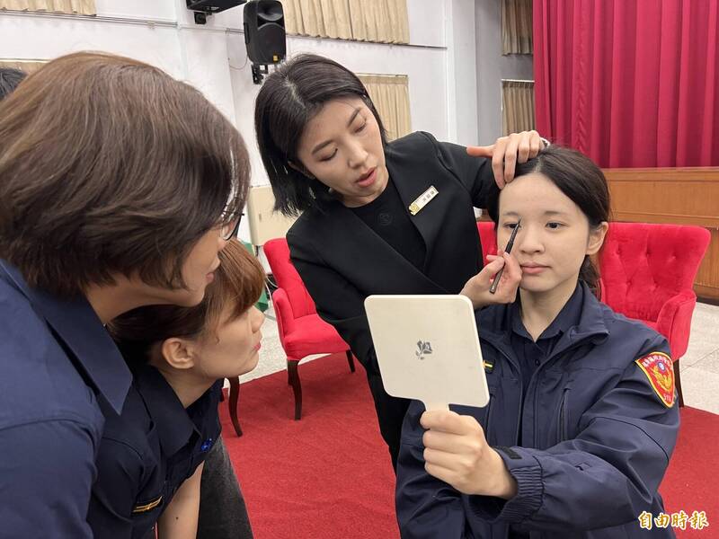 迎接三八婦女節，屏東縣警局請來專業彩妝師指導女警化妝，大家專注學習。（資料照）