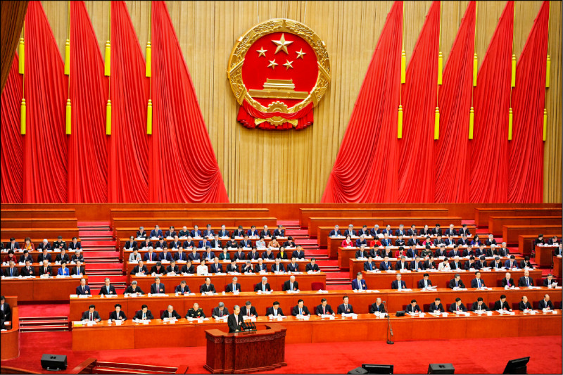 中國經濟成長在本世紀第一個十年已過高峰，通貨緊縮困局難解，中國面臨的挑戰，顯非兩會所能解。（美聯社）