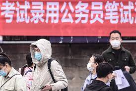 若公務員群體普遍抱持「混一天算一天」心態，公共治理效率必然受影響。（資料照，擷取自網路）