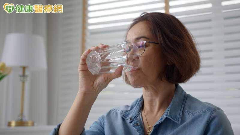 營養師表示，早上起床先喝一杯水，確實對身體的好處良多。（取自貼文）