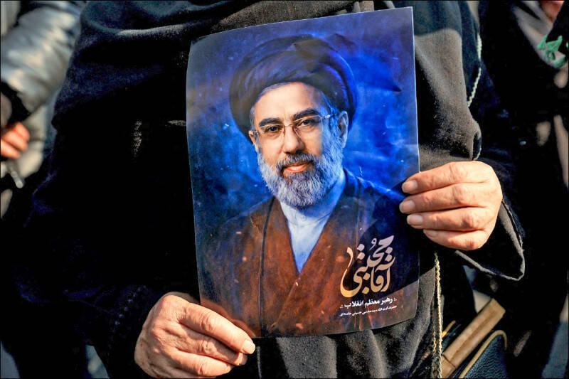 若伊朗視此次戰事為政權存亡威脅，將會不計代價的進行全民動員與區域破壞；圖為伊朗新任最高領袖哈米尼之子穆吉塔巴。（路透檔案照）