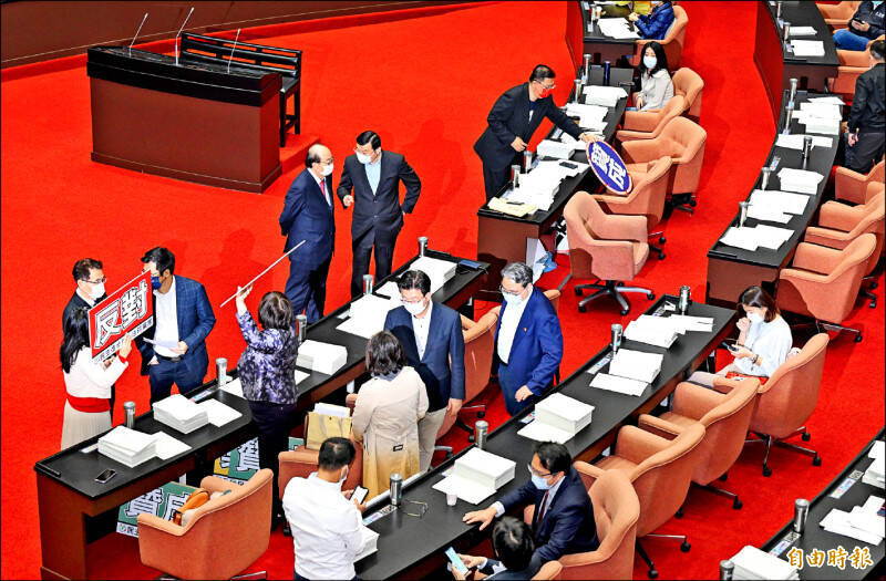 行政院原先也編列數千億的預算給台電，卻遭藍白立委聯手封殺；圖為立法院（資料照）