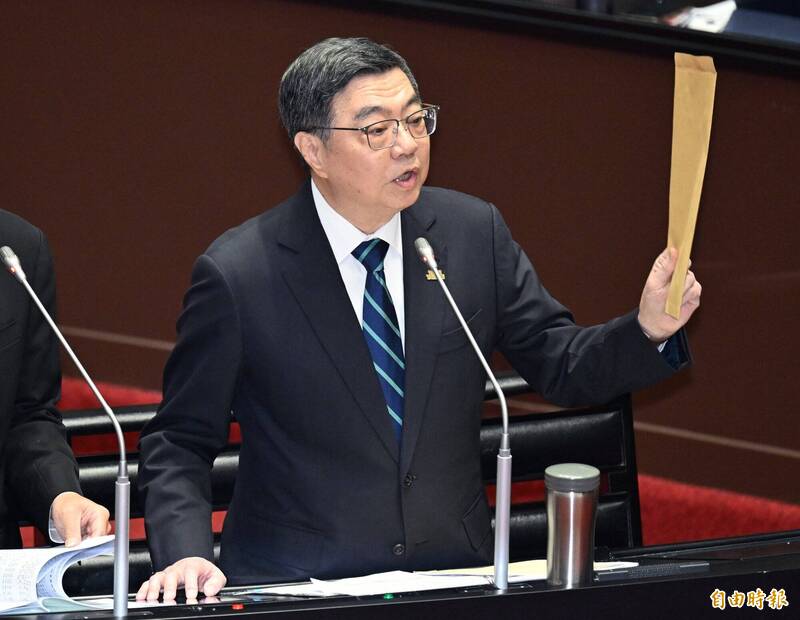 行政院長卓榮泰10日赴立法院施政方針及施政報告並備詢。針對包機赴日觀賞經典賽引發的爭議，他高舉裝有自費單據的牛皮紙袋，向國民黨立委王鴻薇自證。（資料照）