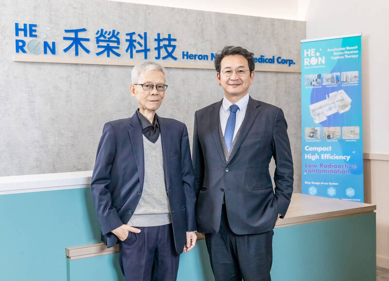 禾榮科技董事長許金榮（左）、總經理沈孝廉（右）積極投入，把研究成果設計生產成能配合臨床治療與醫院營運需求的設備。（取自貼文）